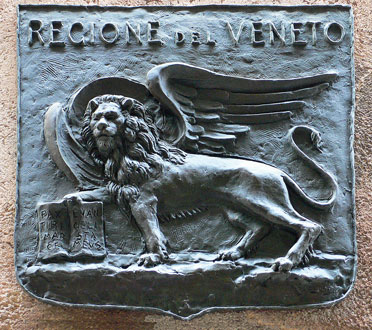Regione del Veneto, Leone in bronzo.